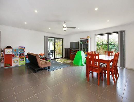 Modern Family Home  *** UNFURNISHED *** image 4