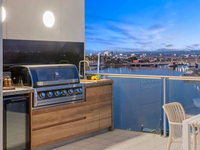 712 / 1-2 Tarni Court, New Port