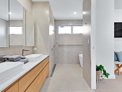 2 Leo Crescent, Alexandra Headland