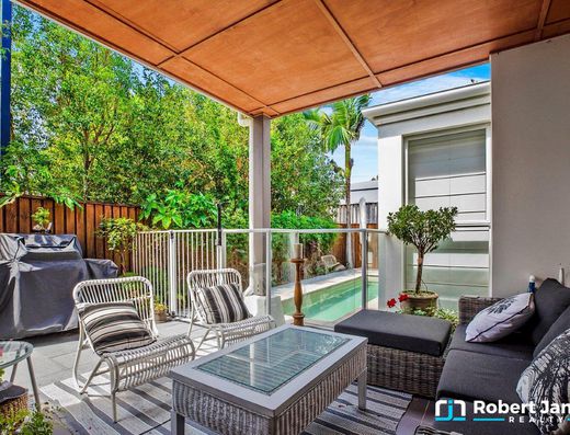 A short stroll to Gympie Terrace image 10