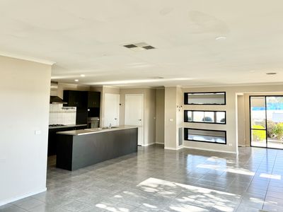 808 Armstrong Road, Manor Lakes