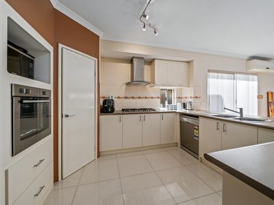 4 Strathclyde Circuit, Champion Lakes