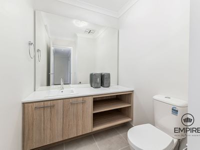 30 Treehouse Avenue, Clyde North