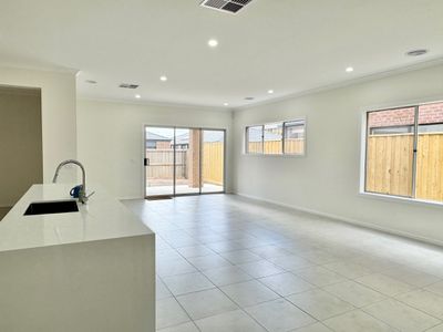 14 Farmingdale Street, Manor Lakes