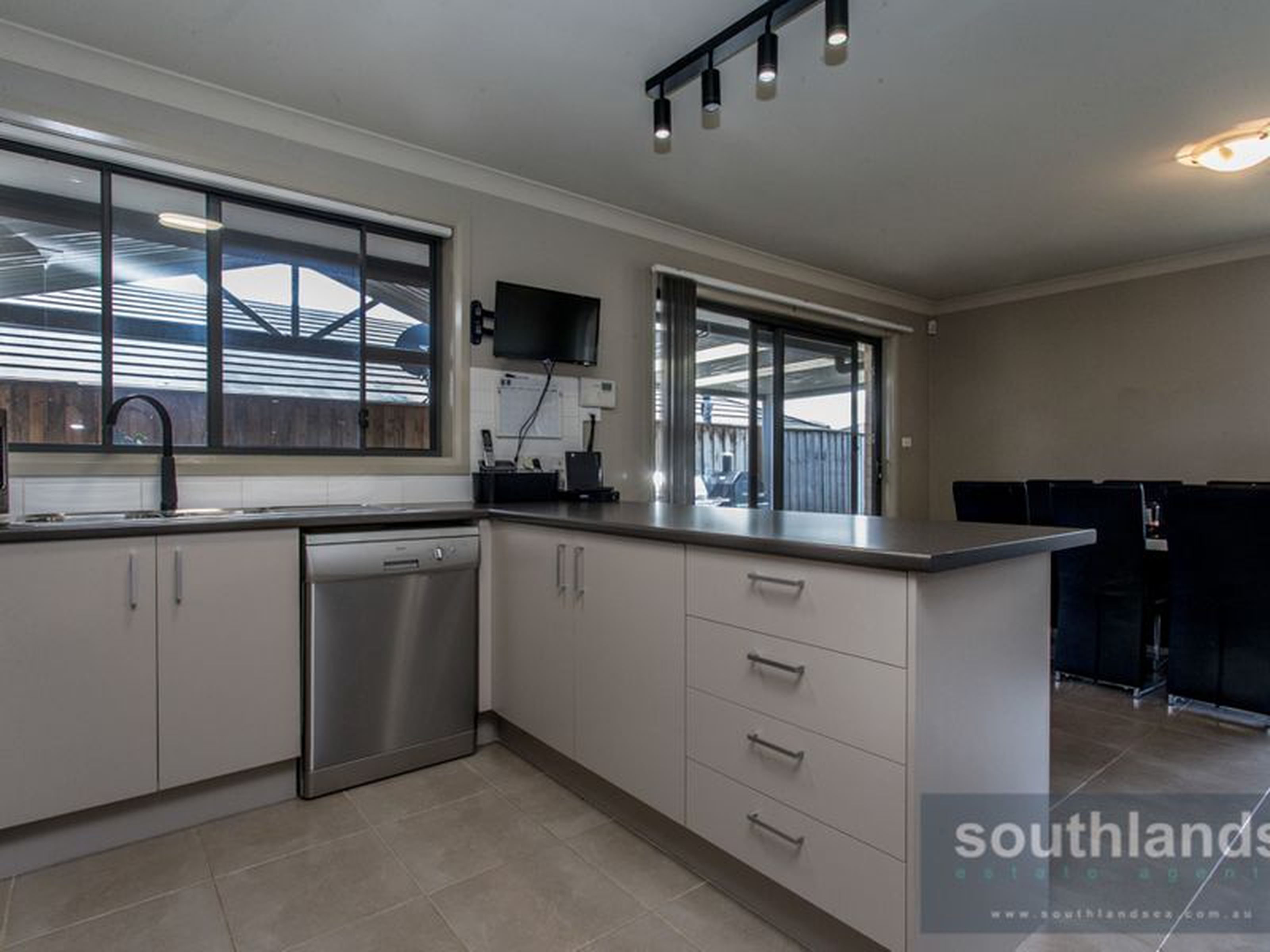 8 Coachwood Drive, CLAREMONT MEADOWS