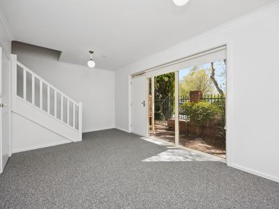 3 / 2 John Hindmarsh Frontage, Brompton