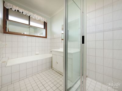 12 MAYFAIR DRIVE, Wodonga