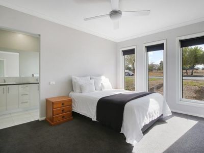 10 Howlong Rd, Rutherglen