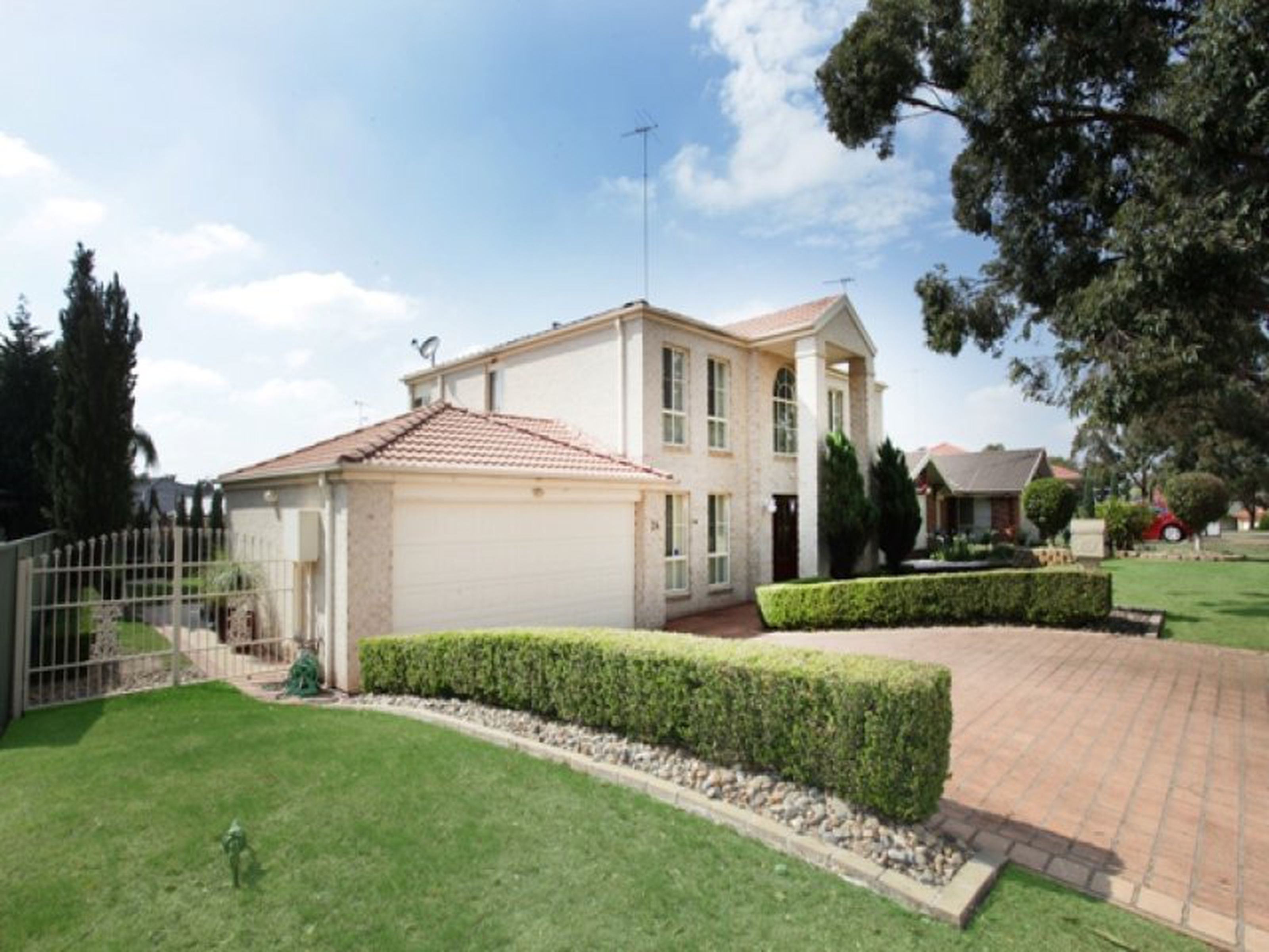 24 St Andrews Drive, GLENMORE PARK