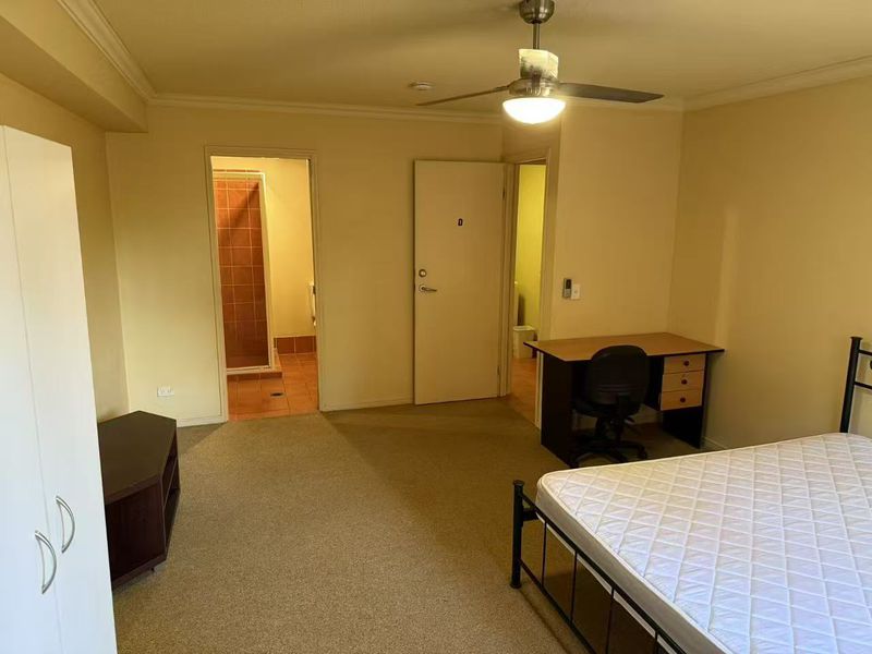 2 / 4 University Drive, Robina