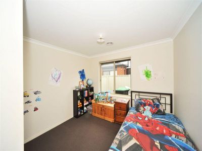 8 Crossley Avenue, Epsom
