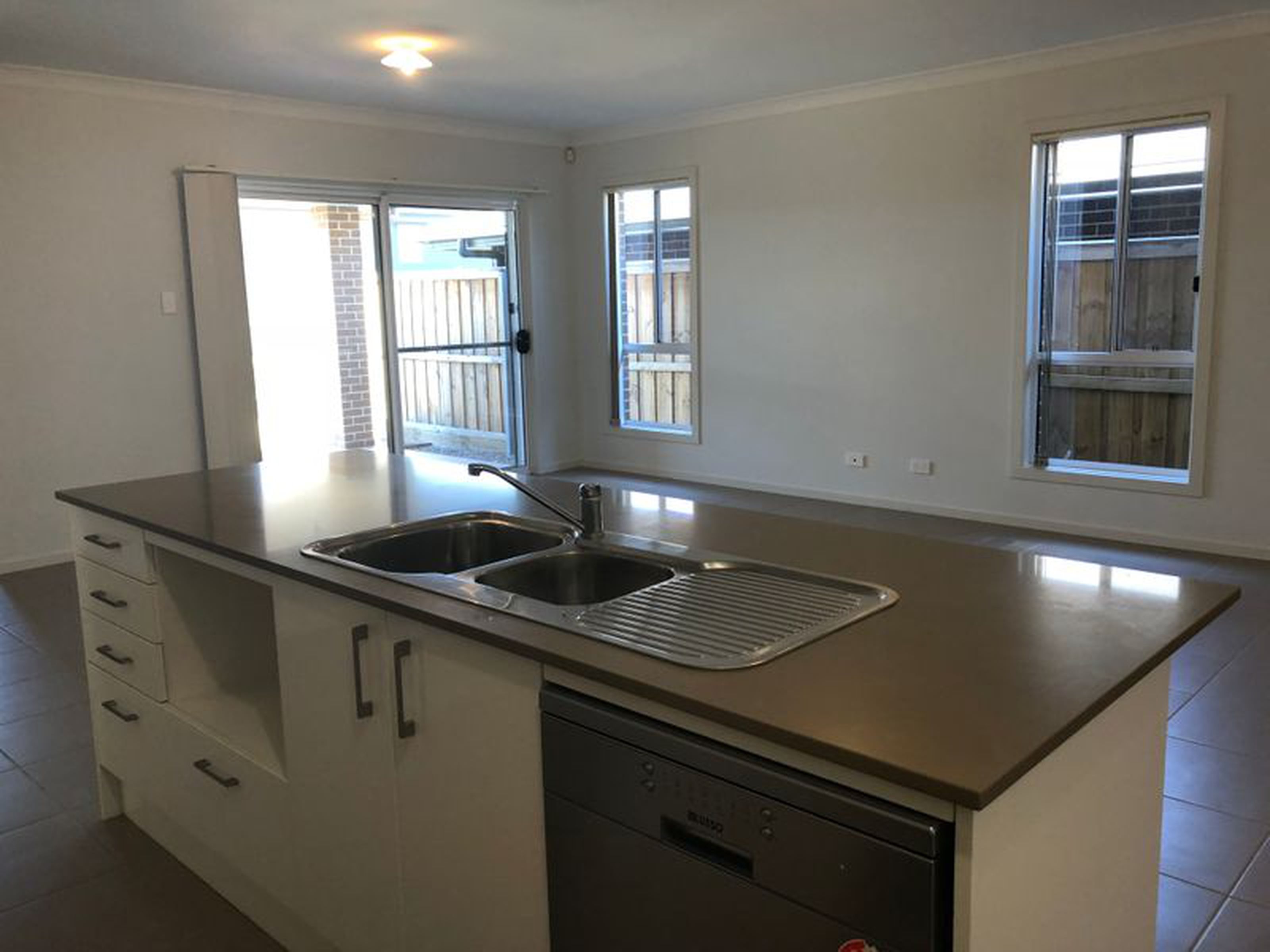 7 James Riley Drive, GLENMORE PARK