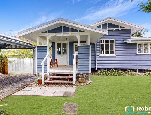 Charming Queenslander in Old Tewantin image 4
