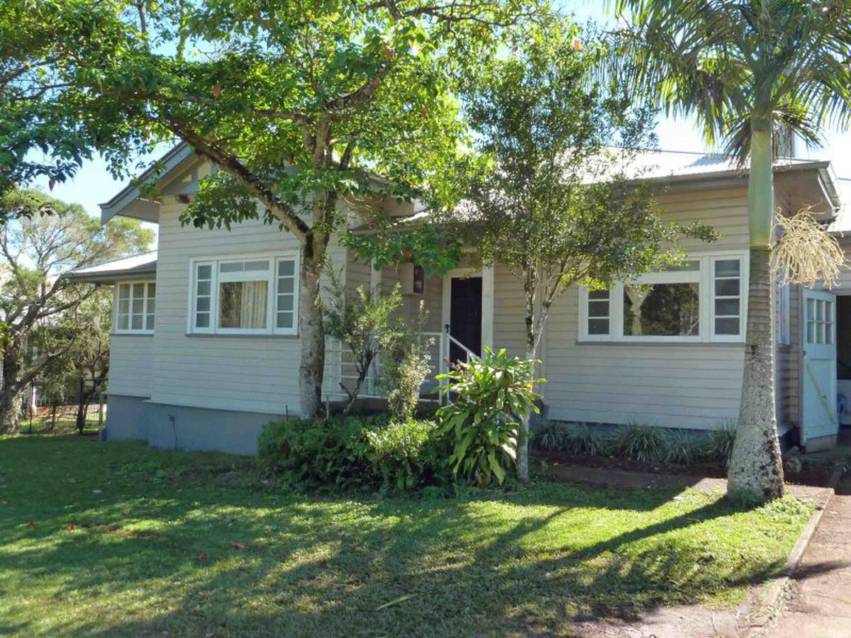 104 Robert Street, Atherton