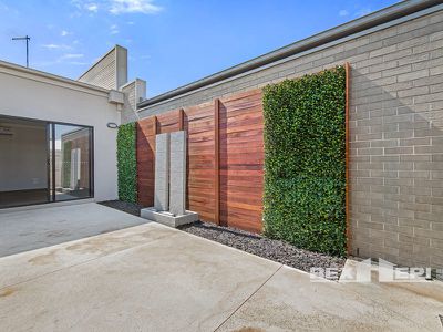 33 Fadden Mews, Officer