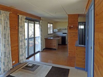 78 Sunset Strip, Manyana