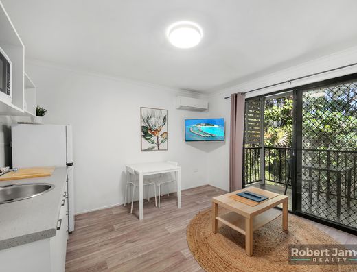  DUAL KEY APARTMENT - PREMIUM POSITION - WATER ASPECT OF LAKE DOONELLA   image 19