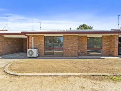 2 / 449 Cressy Street, Deniliquin