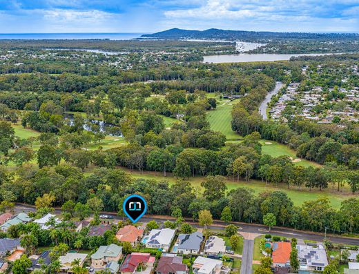Large Family Living Opposite Noosa Golf Club image 1