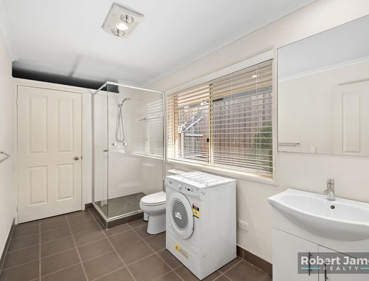 GENEROUS SIZE HOME - OPTIONS FOR DUAL LIVING image 19