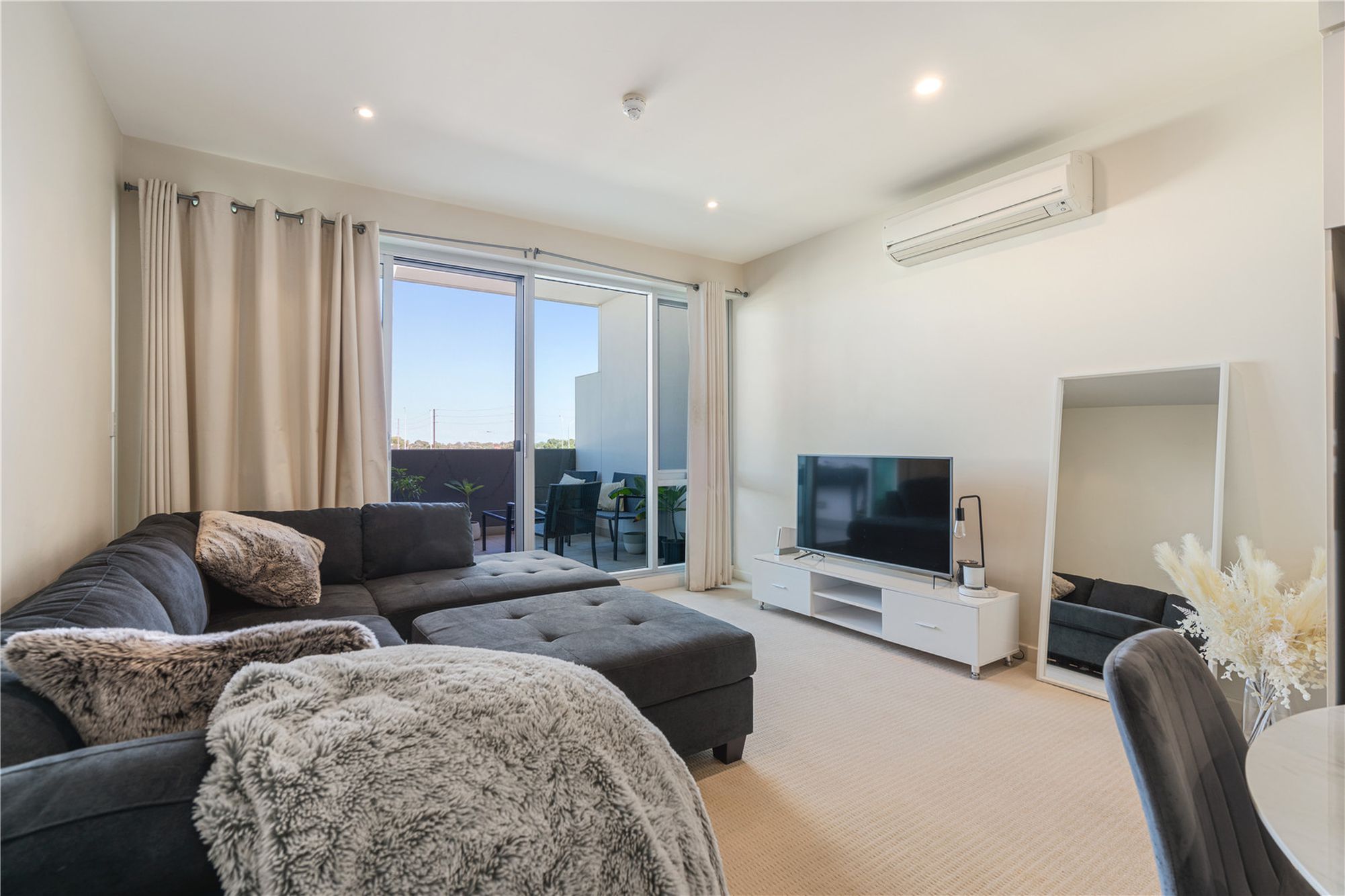 215 / 1-2 Tarni Court, New Port