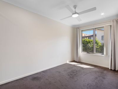 16 / 9 Springfield College Drive, Springfield