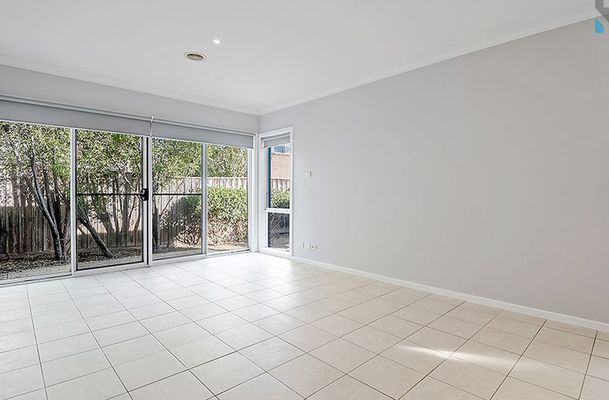 28 Lakeside Drive, Roxburgh Park