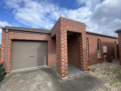 2 / 11A Moffatt Crescent, Hoppers Crossing