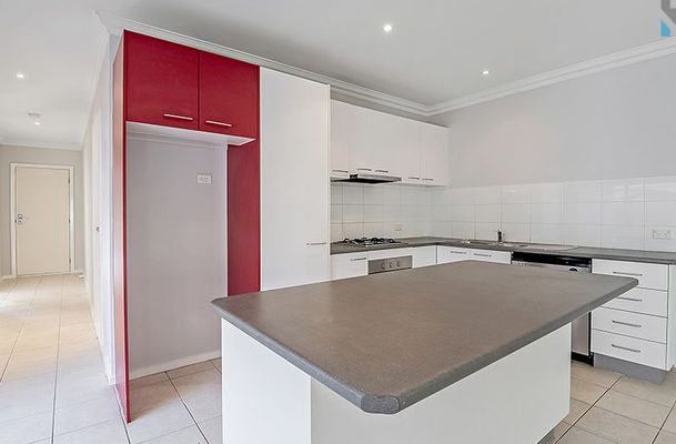 28 Lakeside Drive, Roxburgh Park