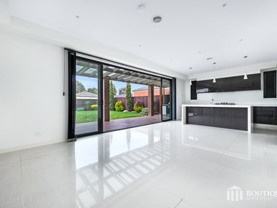 9 Longbow Terrace, Cranbourne North