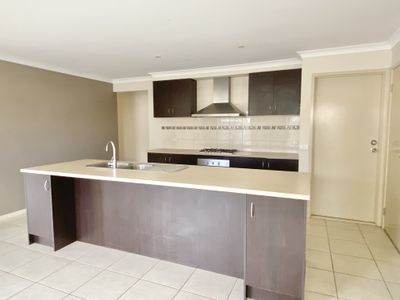 10 Burrendong Street, Manor Lakes