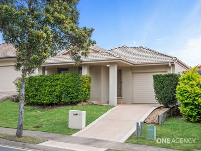 11 Lakes Entrance Dr, Springfield Lakes