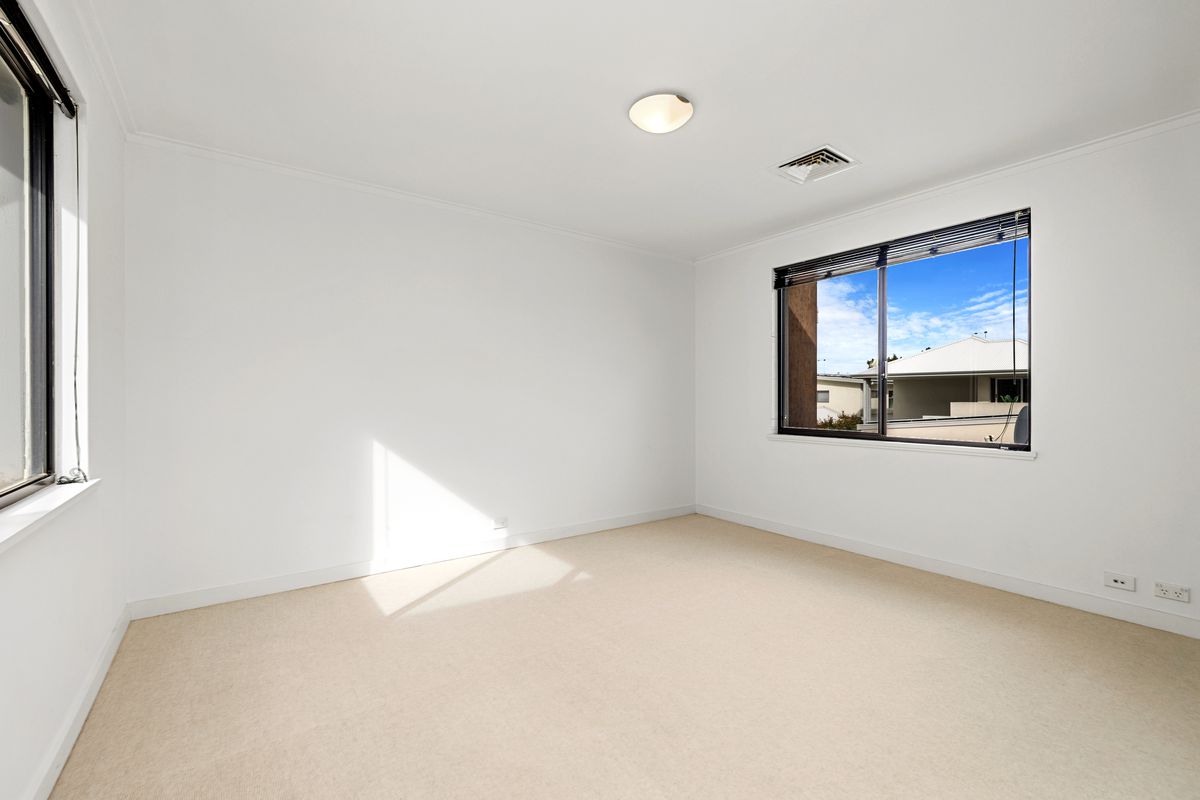 18 Lupin Hill Grove, Nedlands