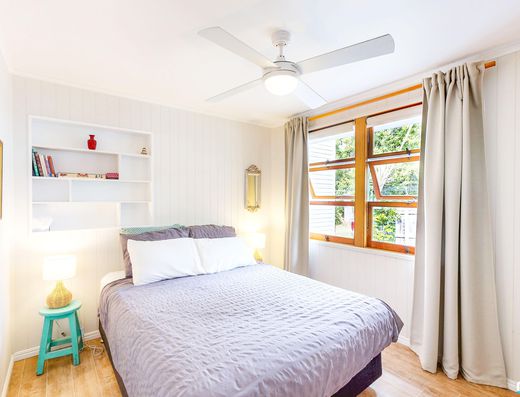 Renovated Queenslander - A Minute Walk to the Lake image 15