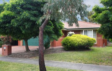 8 Grange Circuit, Beaconsfield