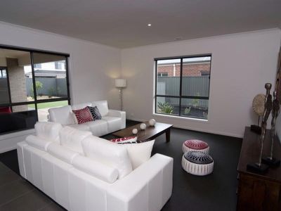 15 Springwater Drive, Lara