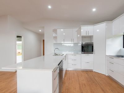 2 Sommerset Drive , Atherton
