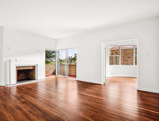 Spacious Three Bedroom Apartment With Carspace