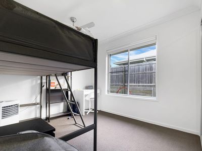 10 DANDELION DRIVE, Springfield Lakes