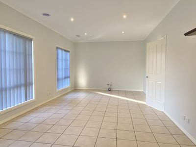 12 Maculata Place, Manor Lakes