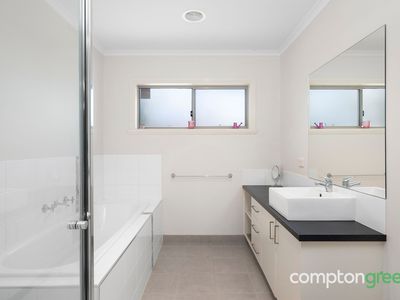 2 / 60 Tanner Street, Breakwater