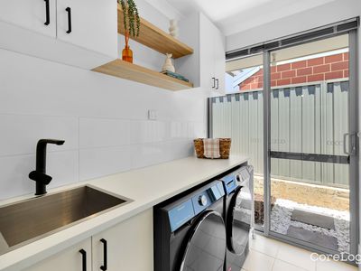 4 Golden Way, Piara Waters