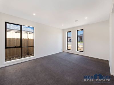 8 Dame Avenue, Clyde North