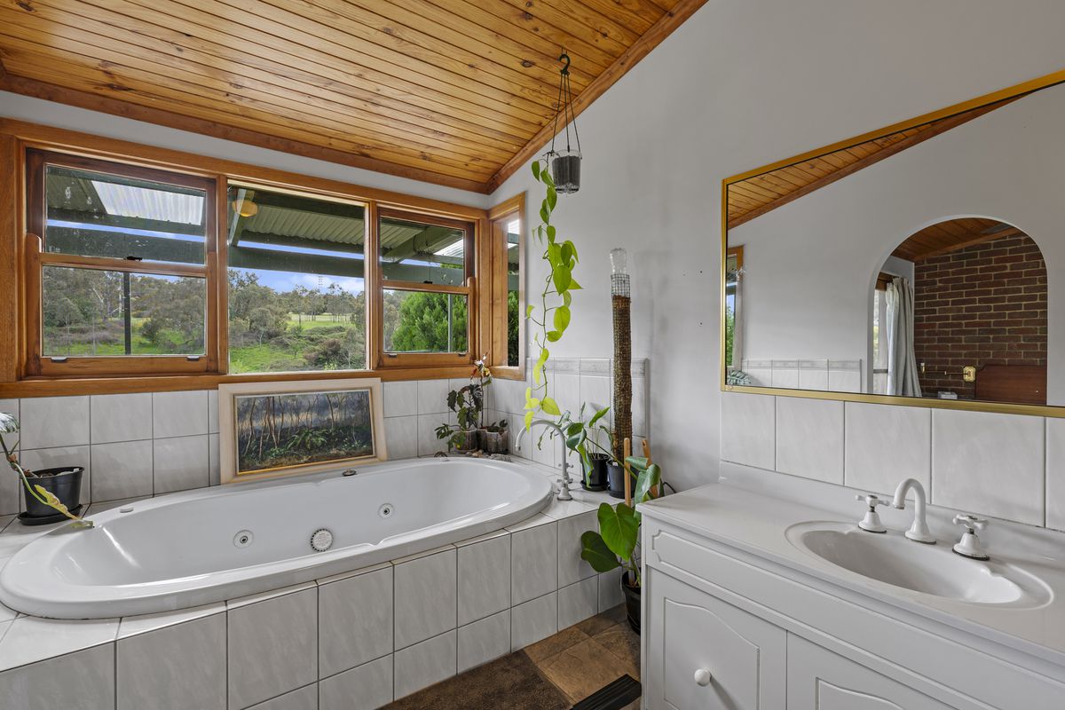 560 Old Tolmie Road, Mansfield