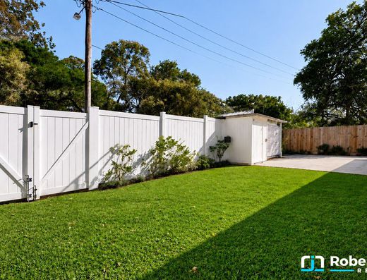 Old Tewantin Character Home in a Tranquil Leafy Setting image 25