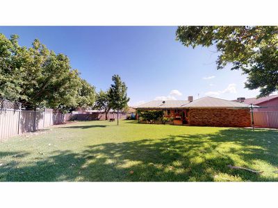 7 Lesley Place, Dubbo