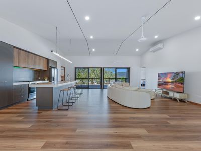 22 Whitehaven Cres, Cannonvale