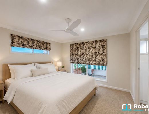 Large Family Living Opposite Noosa Golf Club image 9