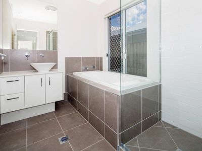 60 Grant Avenue, Hope Island