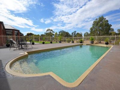 135 Barnes Boulevard, Horsham